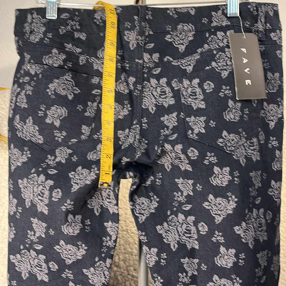 FAVE Women’s Roses 🌹 Pattern Jeans - Picture 6 of 8
